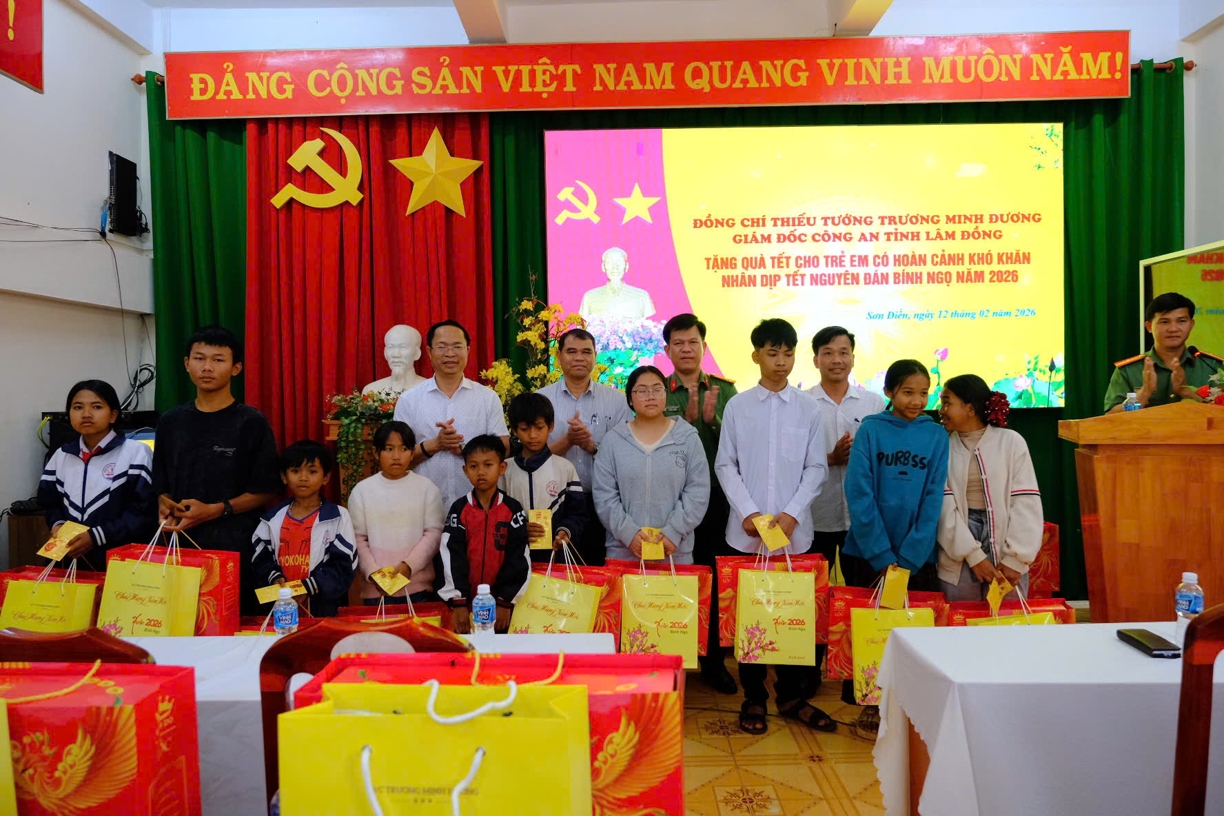 Đại diện Công an tỉnh Lâm Đồng và UBND xã Sơn Điền trao quà tết cho các em học sinh xã Sơn Điền