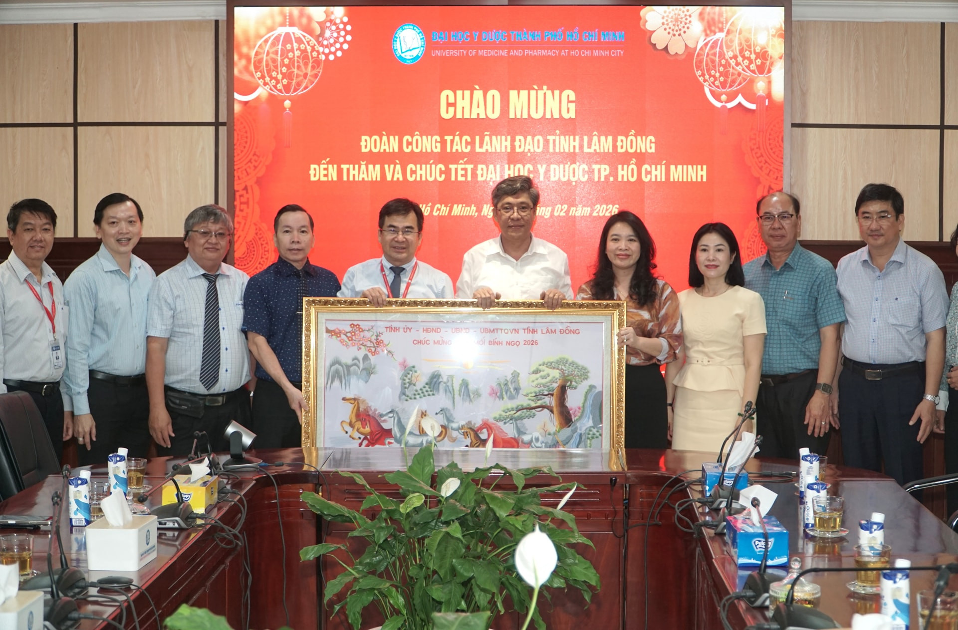 Representatives of Lam Dong Province took a group photo with the leaders and faculty members of Vietnam National University – Ho Chi Minh City.