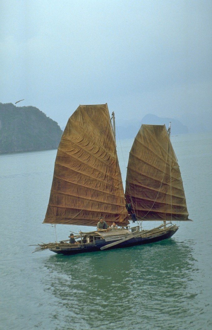 Thuyền gỗ cánh buồm nâu trên vịnh Hạ Long năm 1990