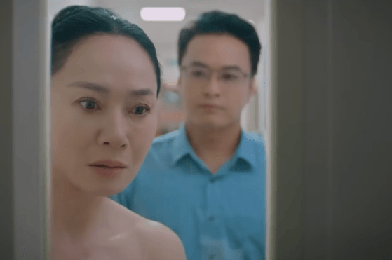 Mẹ kế Linh Chi và nhân tình bàn bạc âm mưu tại bệnh viện trong phim Đồng hồ đếm ngược