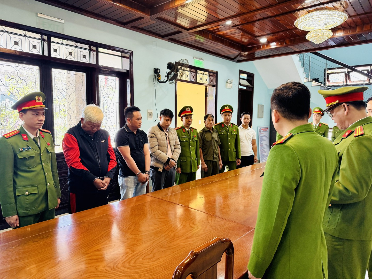 Cơ quan Công an tống đạt quyết định đối với 03 đối tượng khai thác tài nguyên trái phép tại mỏ La Dứt.