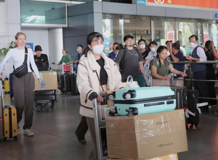 Khu vực sảnh đón sân bay Tân Sơn Nhất đông đúc trong khung giờ cao điểm.