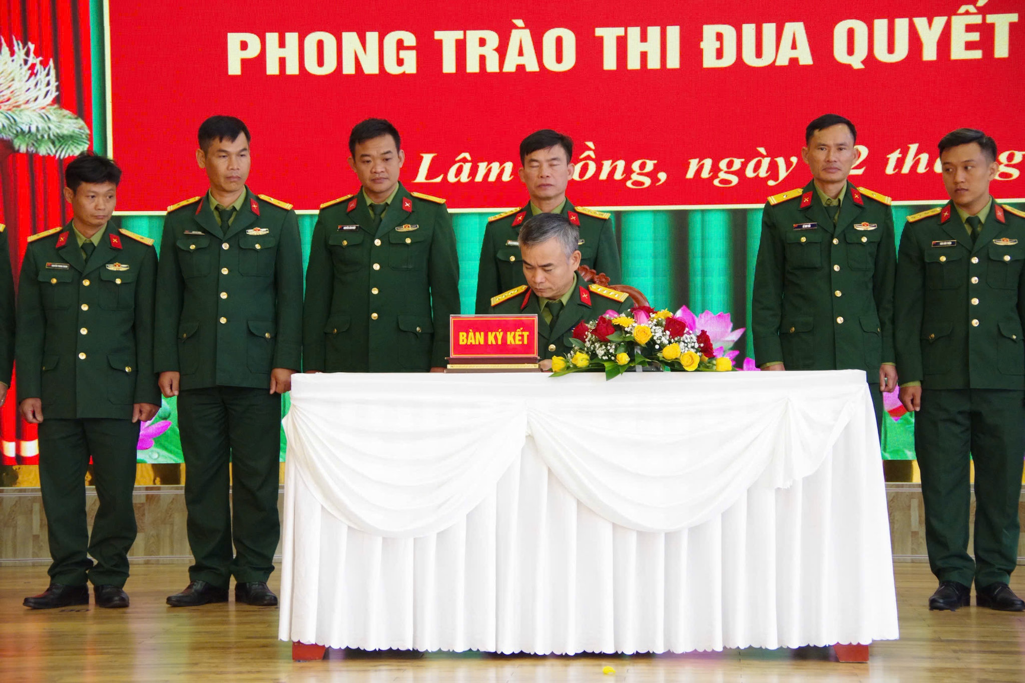 Thủ trưởng Bộ CHQS tỉnh chứng nhận giao ước thi đua