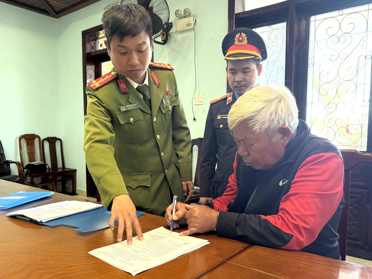 Đối tượng Trần Hải Sinh, Giám đốc Công ty Hucera tại cơ quan Công an.