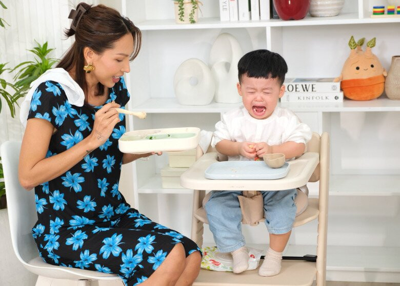 Con trai của Sam bật khóc khi quay hình, khiến dân tình “dở khóc dở cười”.