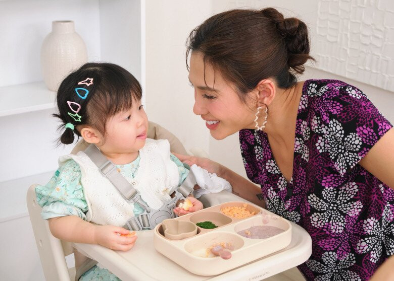 Trong khi đó, con gái nữ diễn viên lại rất thích thú, hợp tác trong suốt quá trình quay.