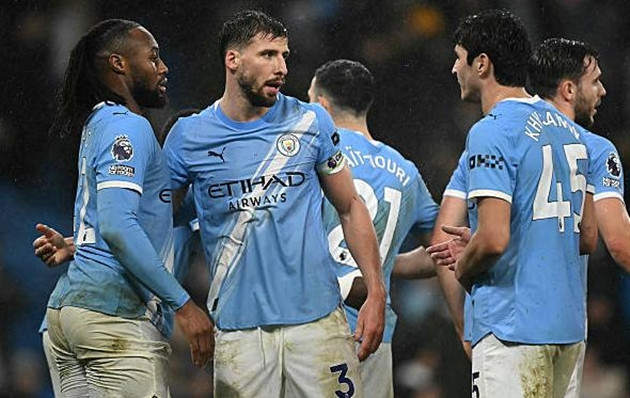 Manchester City duy trì áp lực lên cuộc đua vô địch với Arsenal.