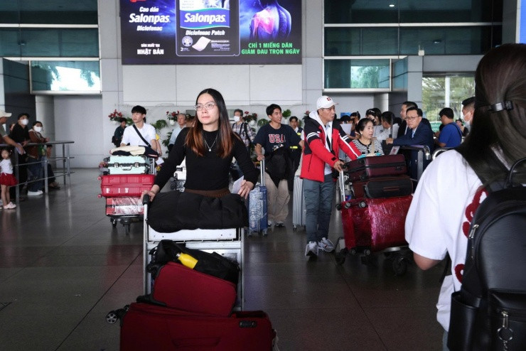Người dân mang theo tâm trạng háo hức xen lẫn hồi hộp chờ đón người thân tại ga quốc tế.