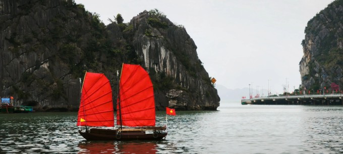 Những chiếc thuyền buồm đỏ lướt trên mặt vịnh Hạ Long