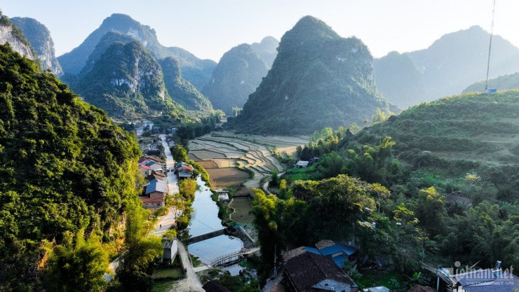 Làng Khuổi Ky được xây dựng từ thế kỷ XVI với những ngôi nhà sàn bằng đá độc đáo