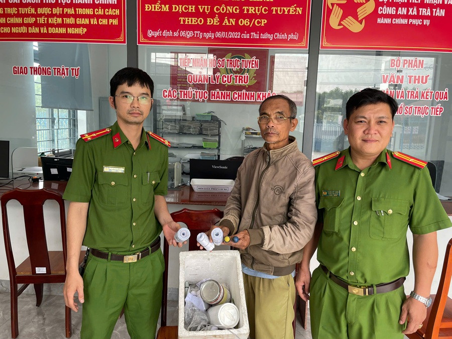 Nhân dân tự nguyện giao nộp pháo tự chế cho Công an xã Trà Tân