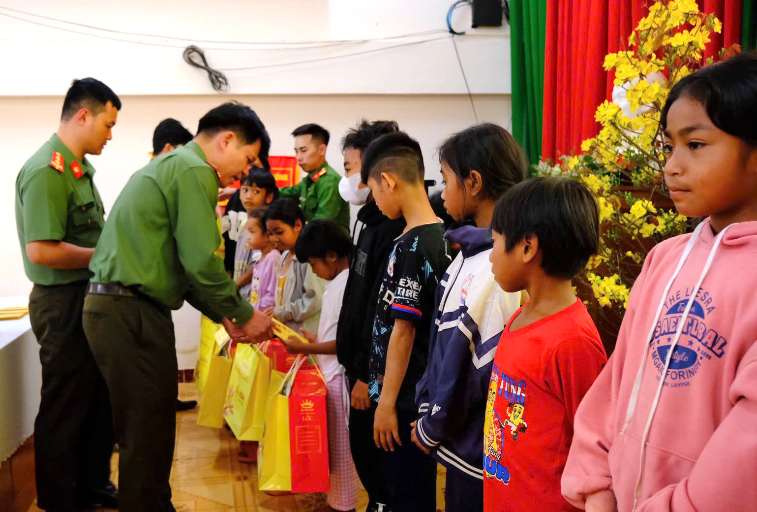 thuong-ta-tran-quang-trung-truong-phong-cong-tac-chinh-tri-thua-uy-quyen-cua-thieu-tuong-truong-minh-duong-giam-doc-cong-an-tinh-trao-qua-cho-tre-em-xa-son-dien(1).jpg