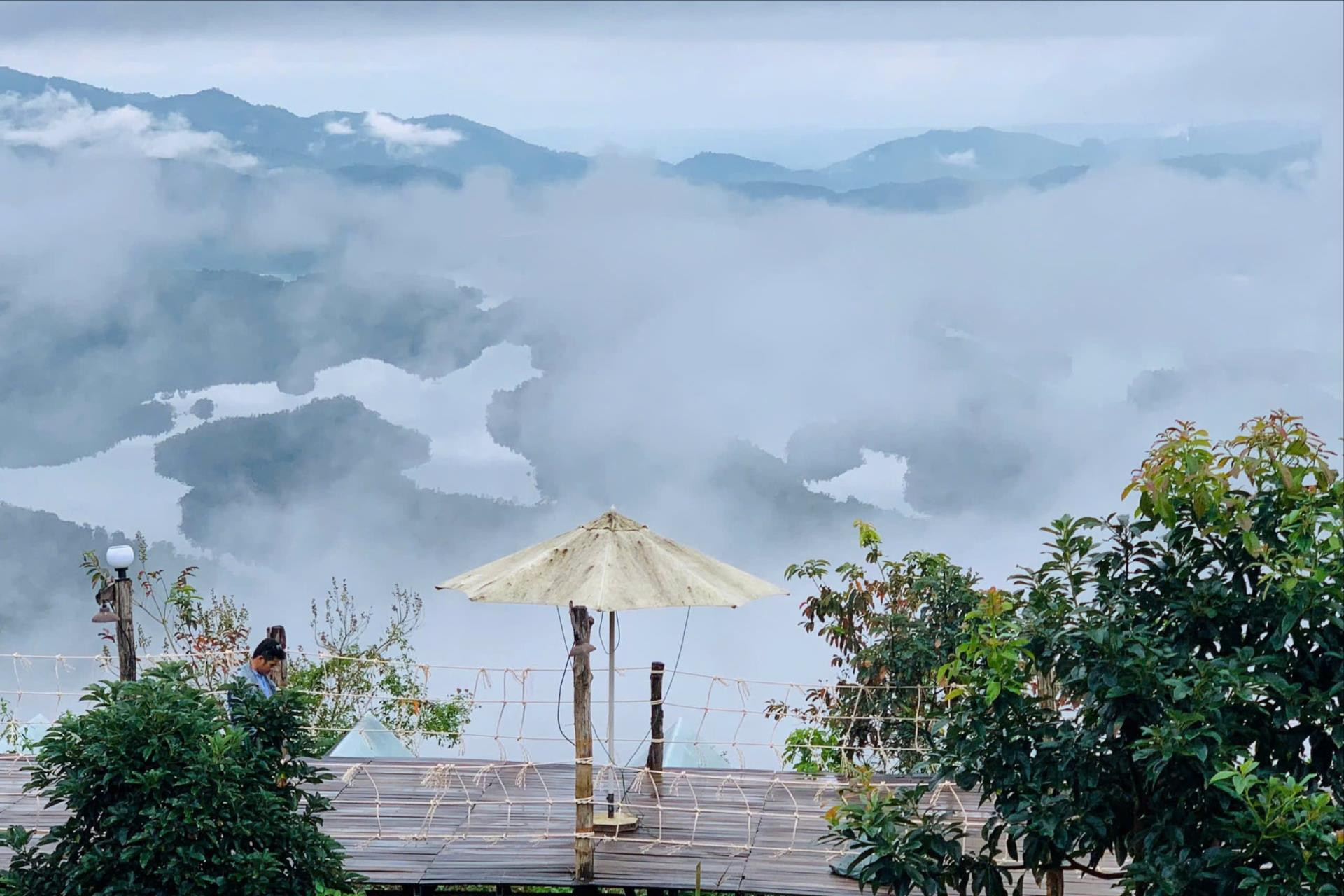 Khung cảnh hồ Tà Đùng trong màn sương sớm
