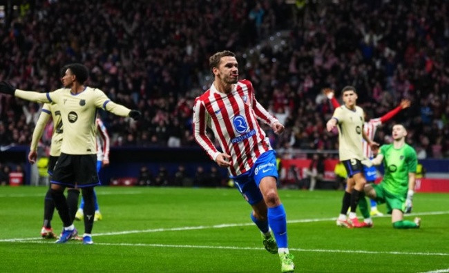 Các cầu thủ Atletico Madrid ăn mừng chiến thắng giòn giã trước Barcelona