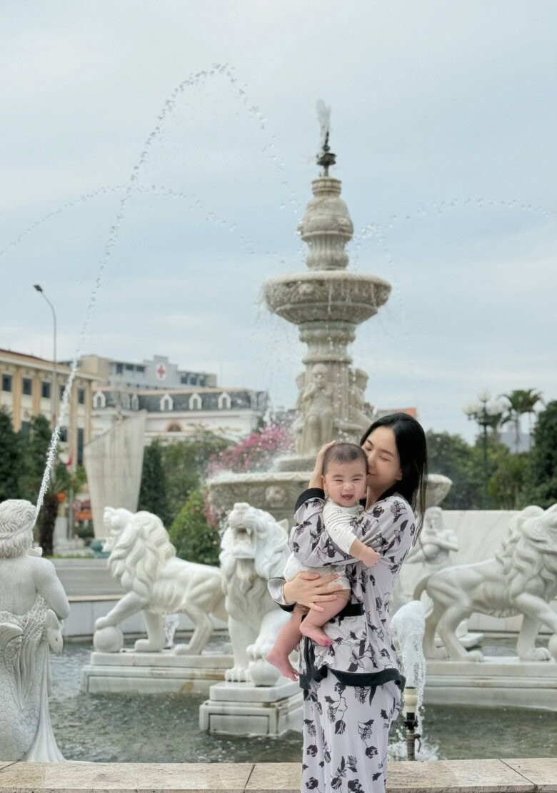 Mai Ngọc đưa con trai về lâu đài nhà chồng ở Bắc Ninh sinh sống.