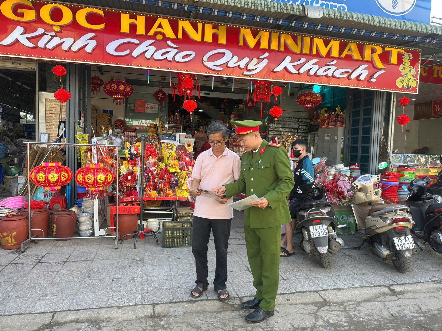 Công an phát tờ rơi tuyên truyền tại chợ