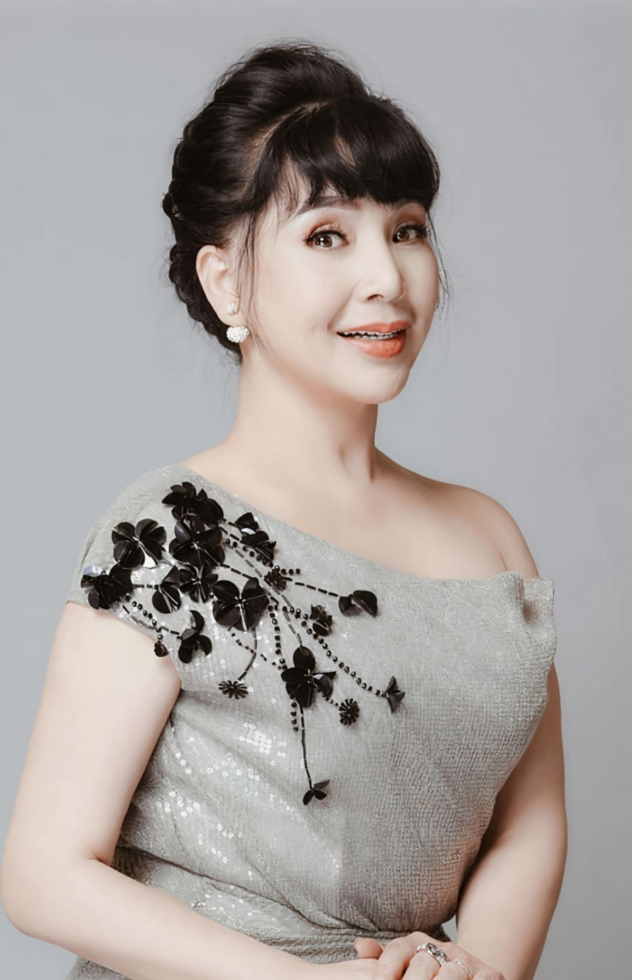 Nghệ sĩ quan niệm mỗi lứa tuổi đều có vẻ đẹp riêng và không lạm dụng phẫu thuật thẩm mỹ.