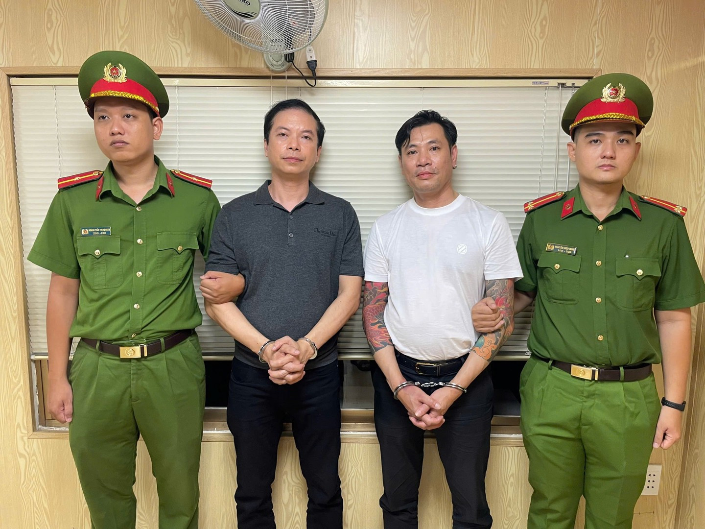 Hai đối tượng Mã Thanh và Ngô Duy Đông tại cơ quan công an