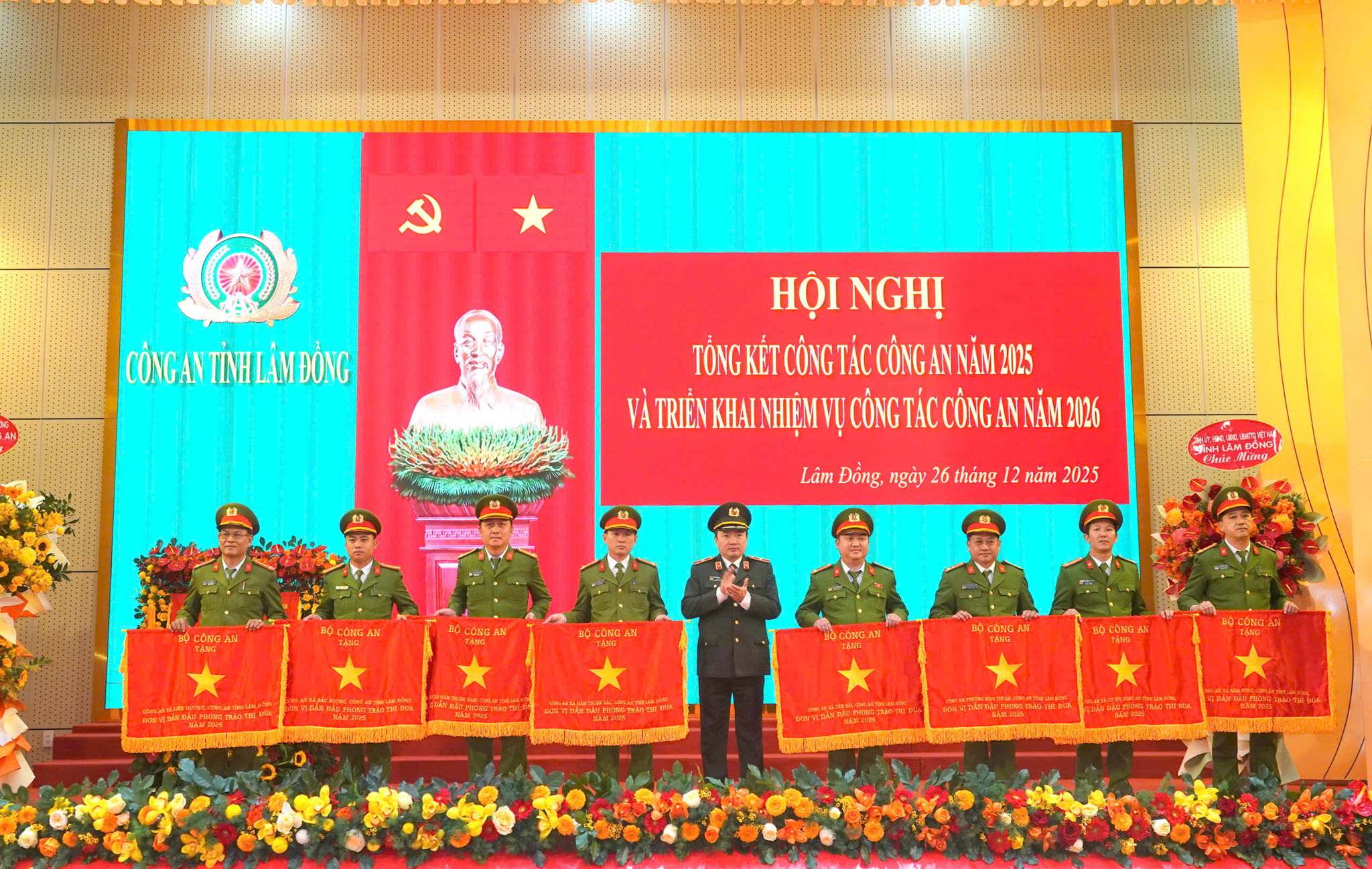 Công an xã Liên Hương (đứng đầu tiên từ trái qua) nhận cờ thi đua của bộ công a
