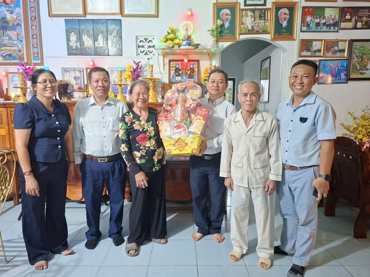 Đoàn đến thăm, chúc tết gia đình chính sách.