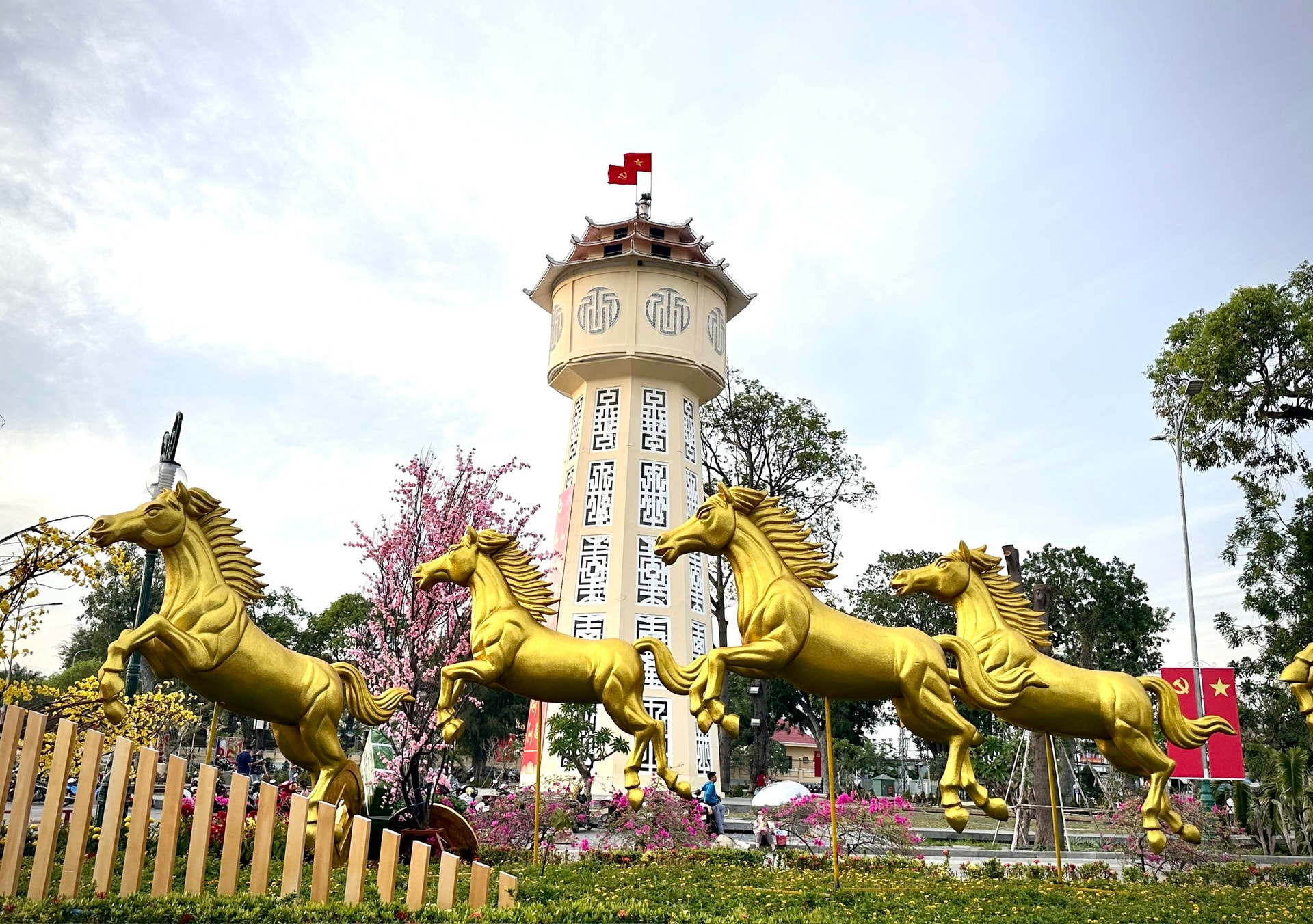 Nhóm đại cảnh bát mã tạo điểm nhấn tại Đại cảnh hoa.