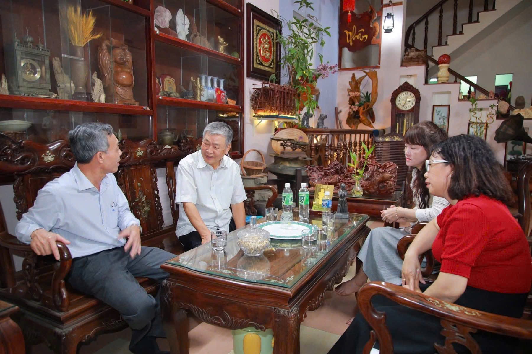 Đoàn đến thăm, chúc tết nguyên lãnh đạo TP. Phan Thiết.