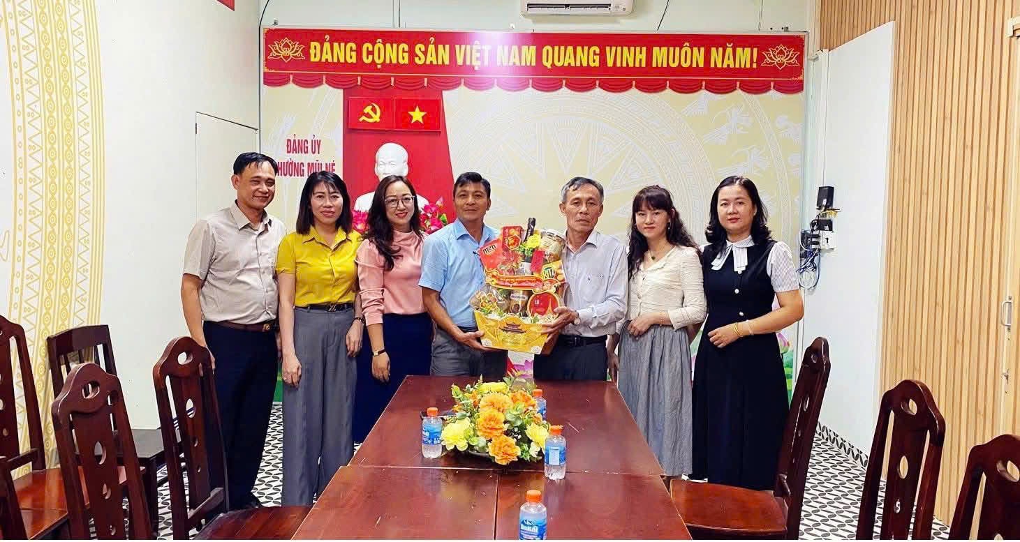 Đoàn đến thăm, chúc Tết Đảng ủy phường Mũi Né