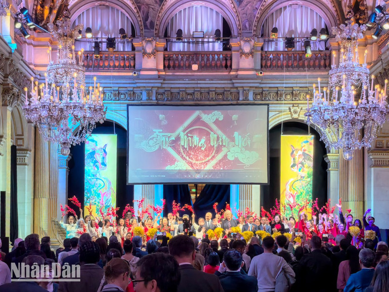 tet-vn-toa-thi-chinh-paris-khai-hoan.jpg