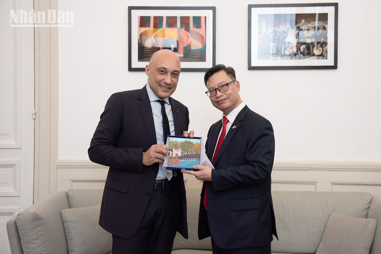 tet-vn-toa-thi-chinh-paris-minh-duy-1.jpg