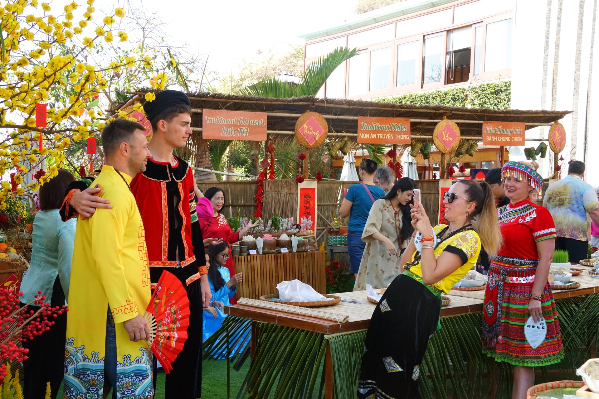 ラムドン省ムイネー地区のバインチュン祭りで伝統的な民族衣装を着た海外からの観光客。