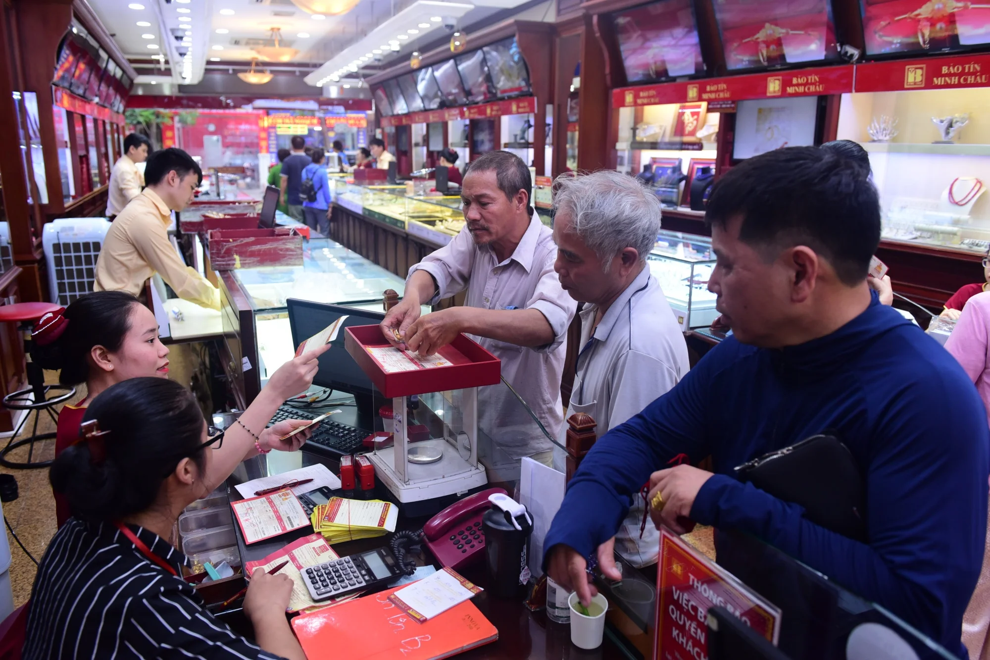 Giá vàng hôm nay 14/2/2026: Giá vàng SJC, vàng nhẫn trong nước, vàng thế giới cập nhật sớm nhất