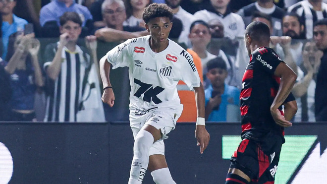 Robinho Jr trong mau ao Santos tai Vila Belmiro.