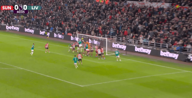 Liverpool dồn số lượng lớn cầu thủ vào khu vực 5m50 để gây áp lực lên thủ môn.