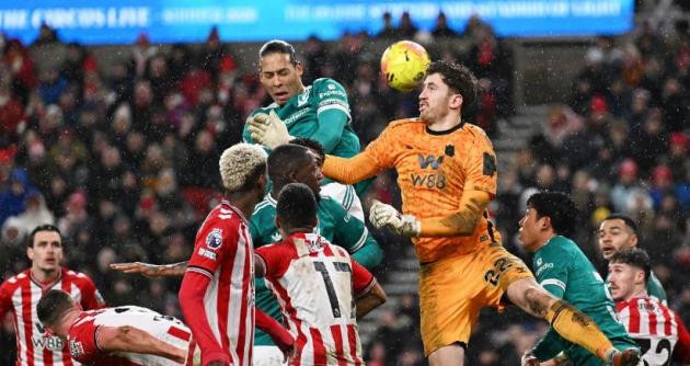 Van Dijk ghi bàn thắng duy nhất giúp Liverpool đánh bại Sunderland.
