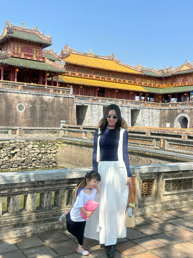Thúy An và con gái viếng thăm Kinh thành Huế