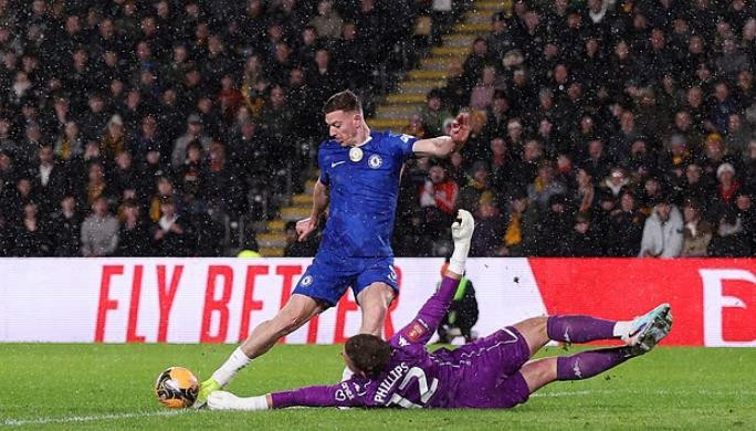 Liam Delap trong một tình huống tranh chấp tại trận đấu với Hull City.
