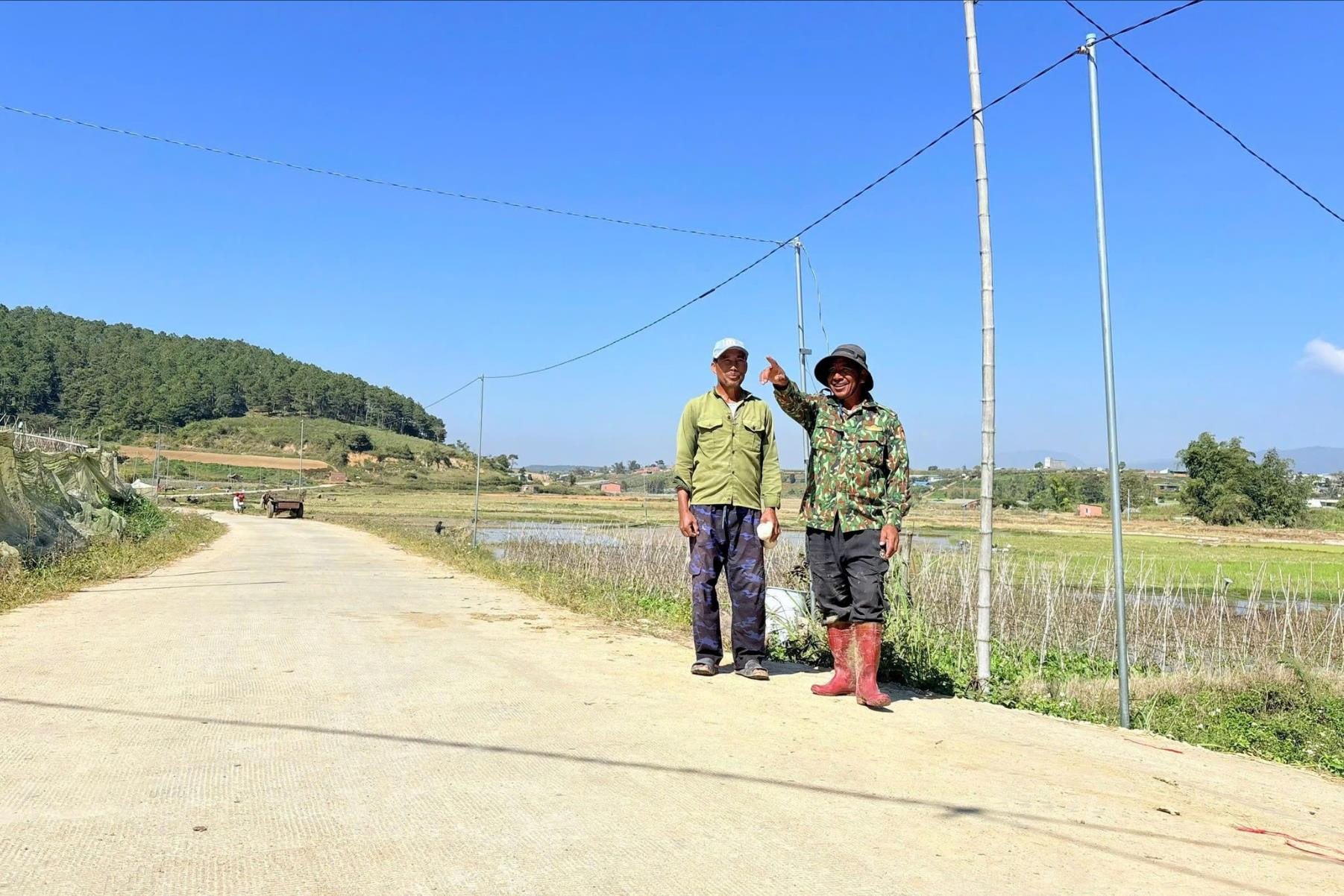 tuyen-duong-noi-dong-thon-k-rang-go-xa-quang-lap-moi-duoc-do-be-tong-sach-dep.jpg
