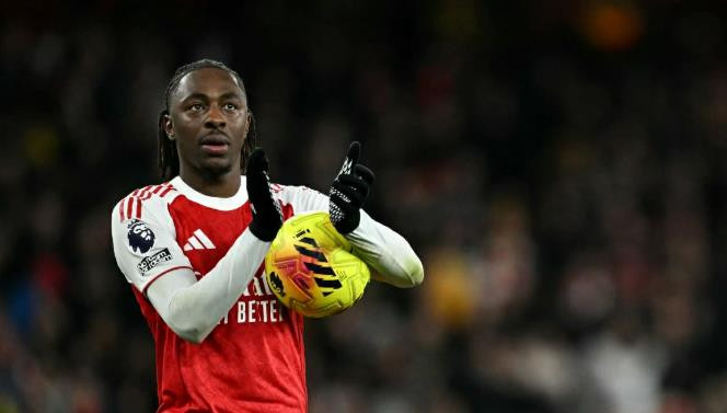 Eberechi Eze nỗ lực tập luyện để giành lại vị trí chính thức trong đội hình Arsenal.