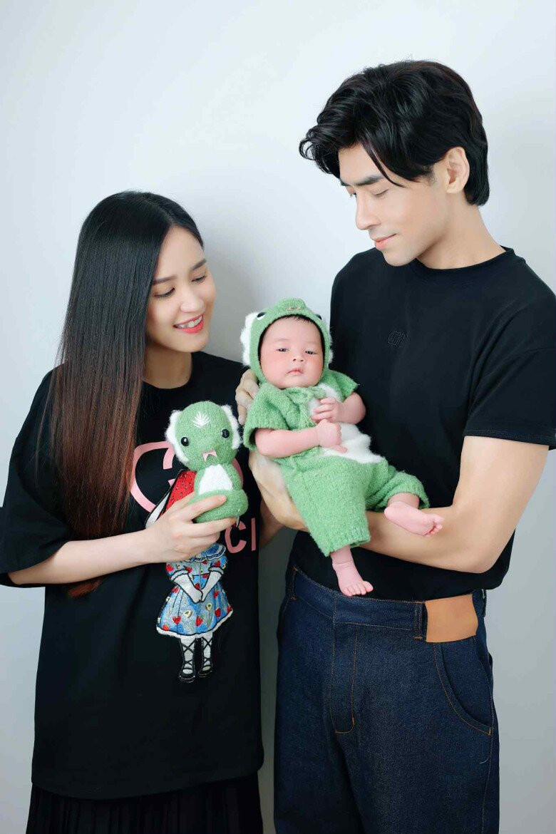 Vợ chồng nữ diễn viên chờ đợi 8 năm mới có con đầu lòng.