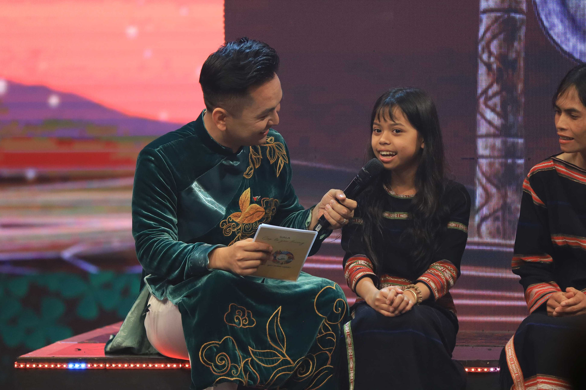 Những hình ảnh đáng yêu của các em nhỏ trong Gala 10 năm của Cặp lá yêu thương.