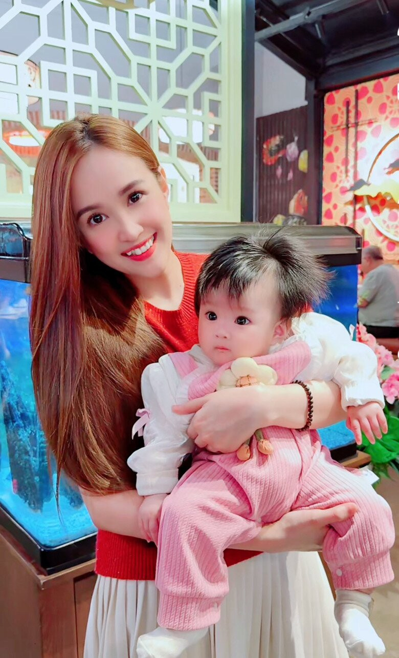Phương Hằng hạnh phúc trong hành trình lần đầu làm mẹ.
