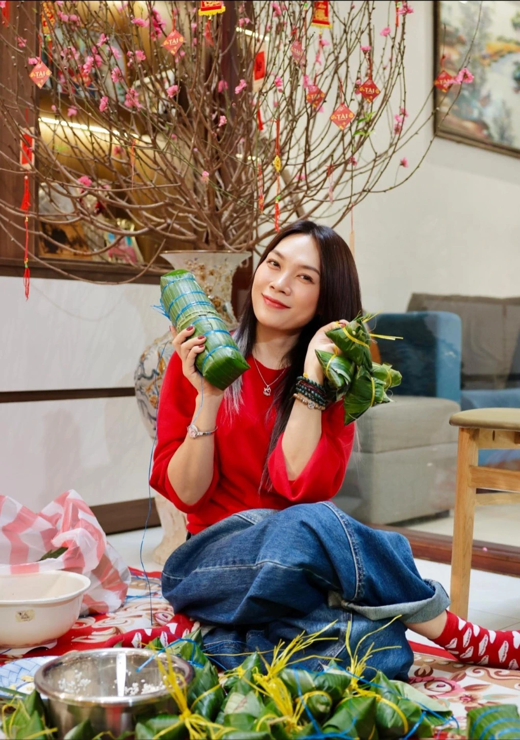 Ca sĩ Mỹ Tâm về quê Đà Nẵng cùng anh chị chuẩn bị Tết cho ba mẹ.