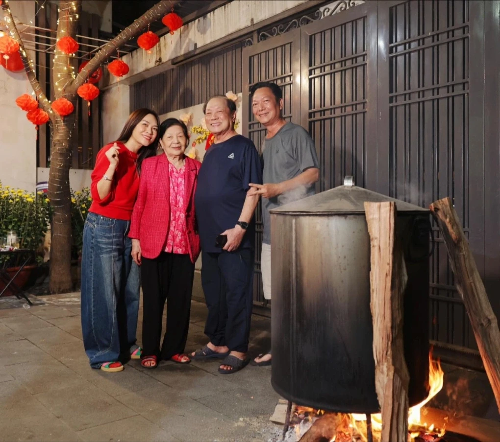 Gia đình Mỹ Tâm quây quần thực hiện các công đoạn gói bánh tét truyền thống.
