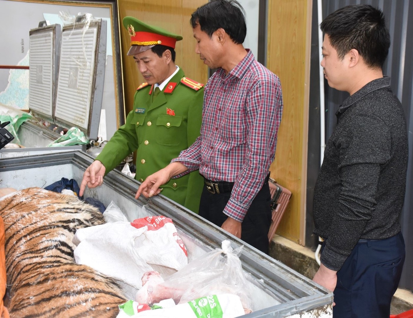 Nghi phạm Hoàng Đình Đạt mặc áo kẻ sọc màu đỏ bị lực lượng chức năng tạm giữ