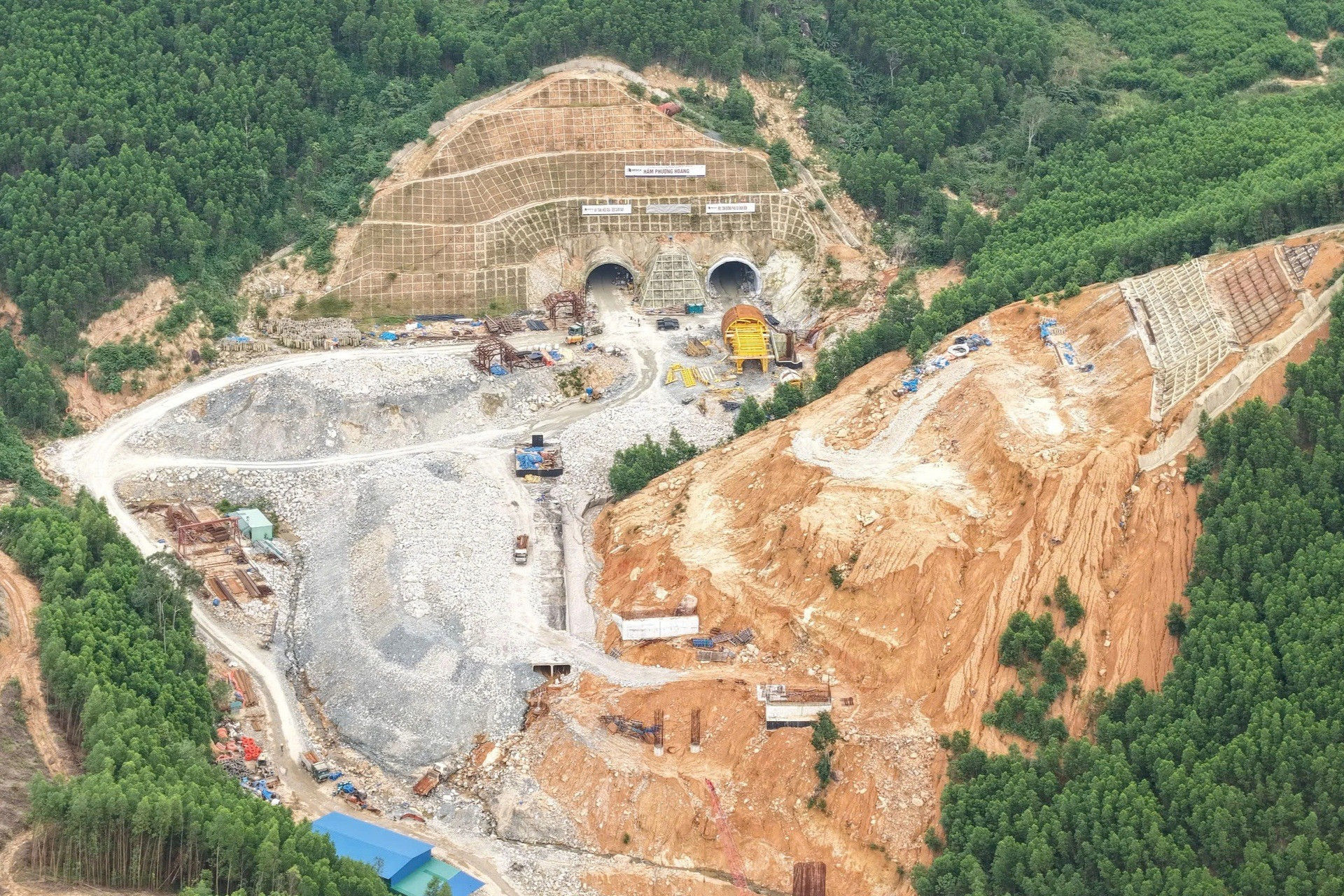 Hầm Phượng Hoàng chính thức đào thông sau gần 2 năm thi công trong điều kiện địa chất phức tạp.