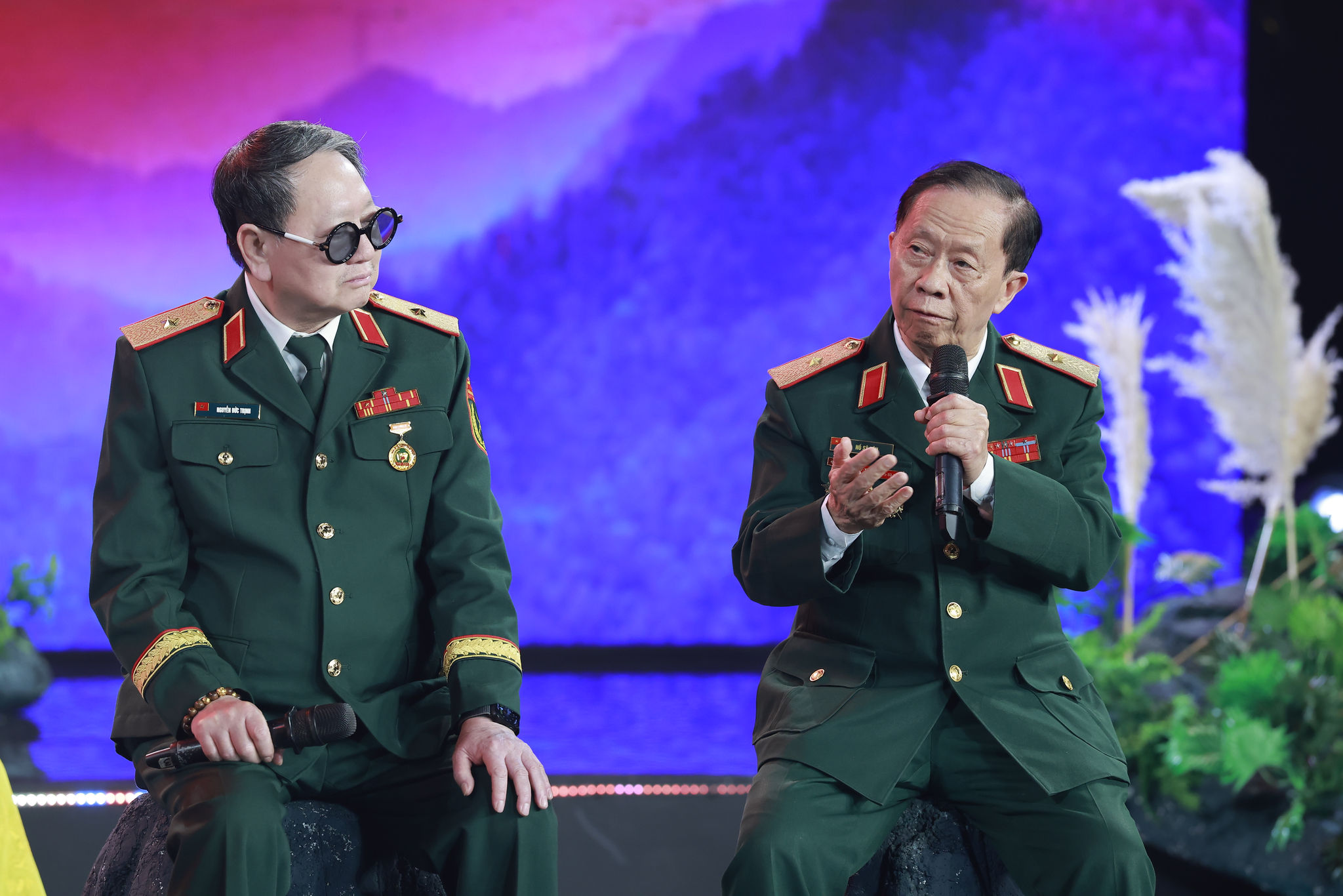 Thiếu tướng Hồ Sĩ Hậu và nhạc sĩ Đức Trịnh thảo luận về giá trị của âm nhạc đối với người lính