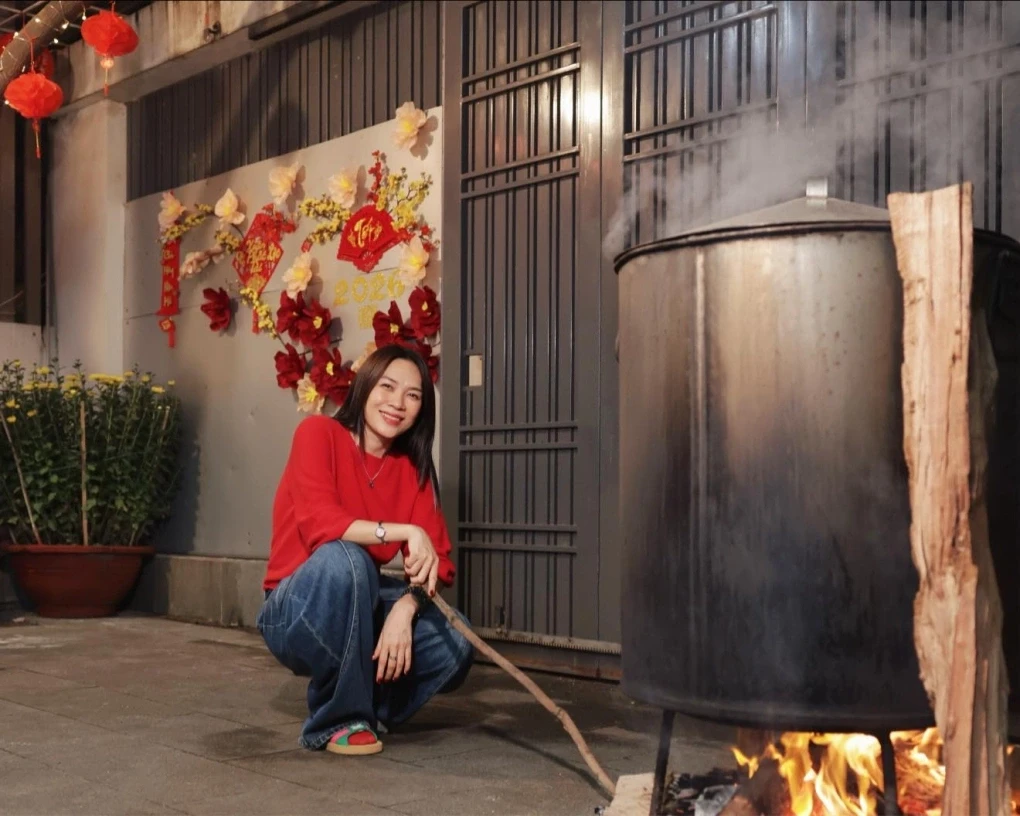 Gia đình nữ ca sĩ bắc bếp luộc bánh ngay trong sân nhà.