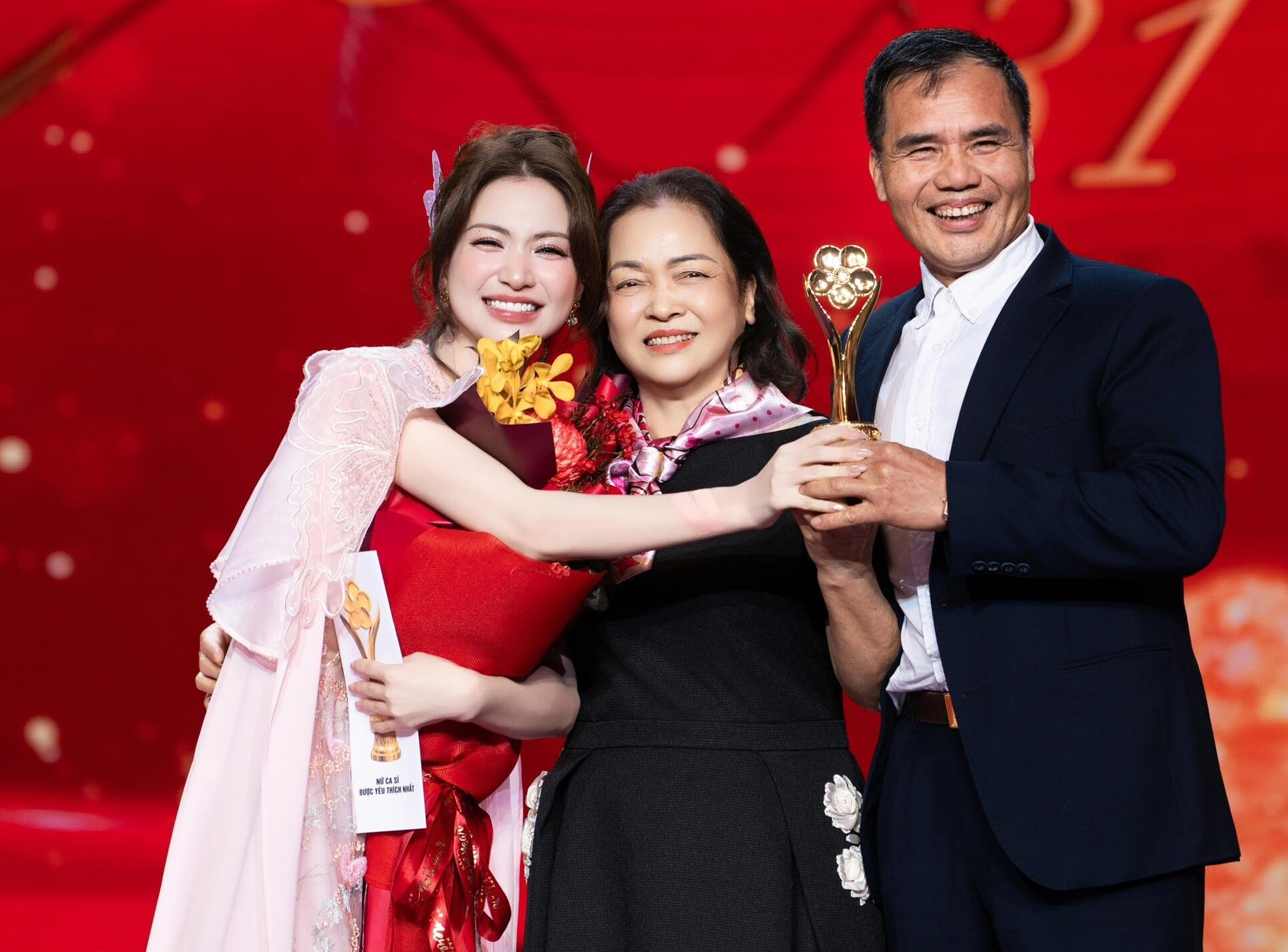 Hòa Minzy luôn dành sự tri ân sâu sắc cho đấng sinh thành trong những cột mốc quan trọng.
