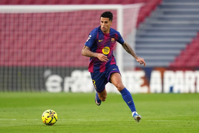Cancelo nên được đá chính.
