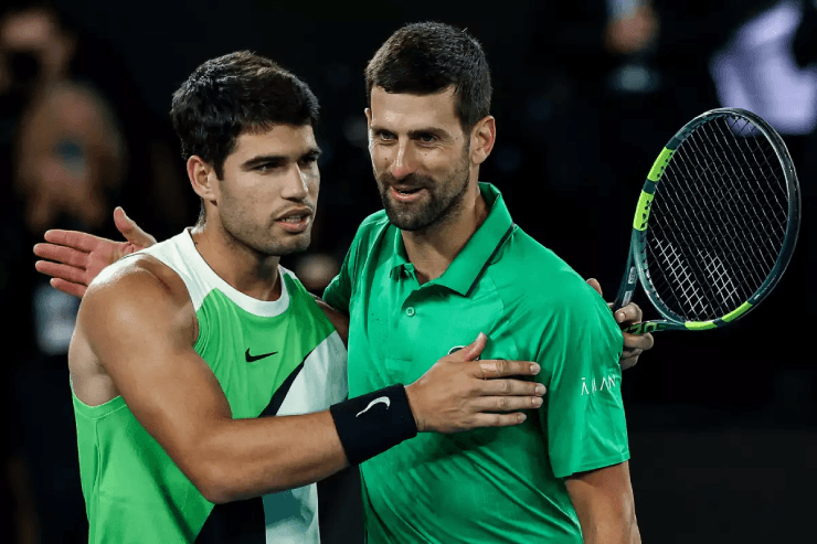 Alcaraz và Djokovic trong một khoảnh khắc đối đầu trên sân